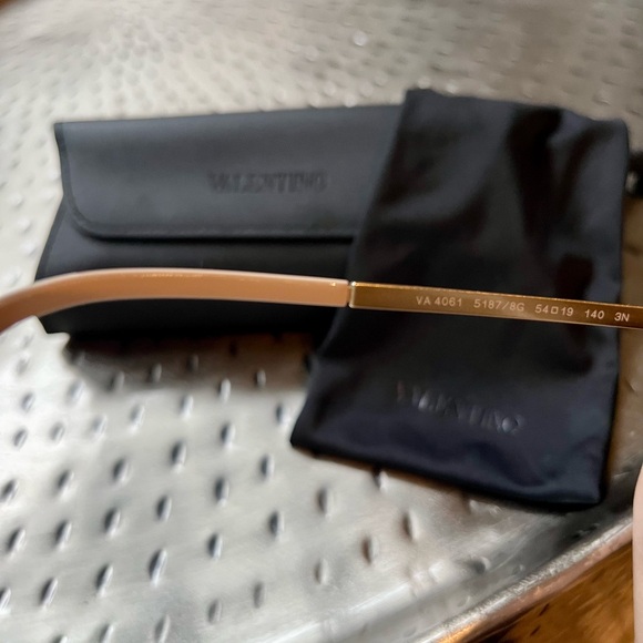 Valentino 54 mm rock stud sunglasses - Picture 7 of 7